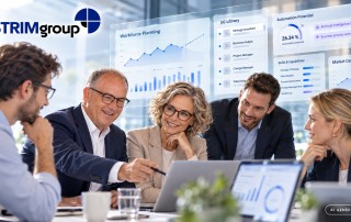 Das Beitragsbild zeigt ein STRIMgroup-Workshop-Szenario zur strategischen Personalplanung. Führungskräfte und Expertinnen diskutieren datenbasierte Workforce-Analysen, Automatisierungspotenziale, Skills und Marktdaten. Die Visualisierung verbindet Beratung, People Analytics und KI-gestützte Entscheidungsgrundlagen in einem modernen Executive-Kontext.