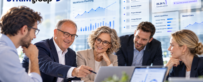 The featured image shows a STRIMgroup workshop setting focused on strategic workforce planning. Executives and experts discuss data-driven workforce analytics, automation potential, skills, and market data. The visual combines consulting, people analytics, and AI-enabled decision support in a modern executive context.